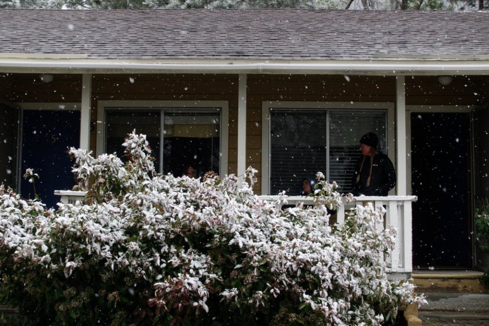  In Wrightwood the snow started falling. A weird sight after coming from the desert heat.&nbsp; 