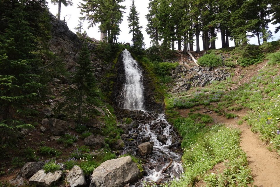  Obsidian falls, a natural hiker shower.&nbsp; 